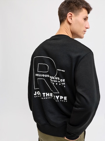 JJ Rebel Суичър 'JREBZAKI' в черно: отпред