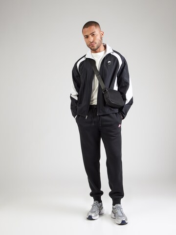Tapered Pantaloni 'CLUB' de la Nike Sportswear pe negru