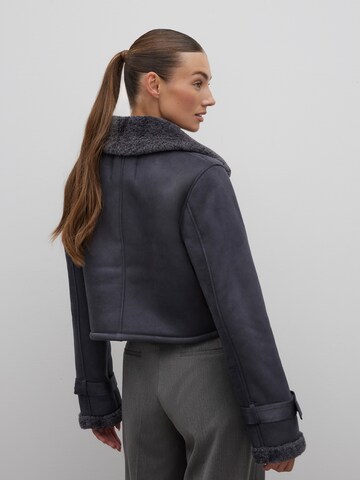 RÆRE by Lorena Rae Jacke in Grau