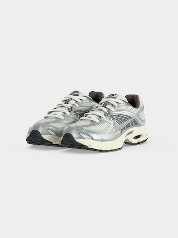 Nike Sportswear - Sapatilhas baixas 'AIR MAX MOTO 2K' em cinzento