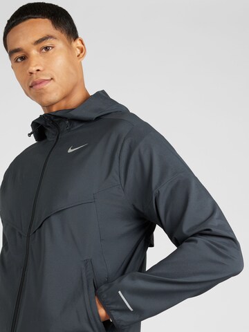 NIKE Sportjacke 'Windrunner' in Schwarz