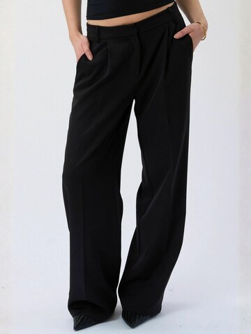 TEESHOPPEN Regular Pants ' Mila ' in Black