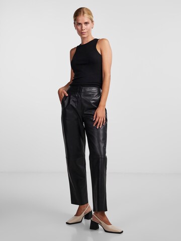 Regular Pantalon 'LINE' YAS en noir