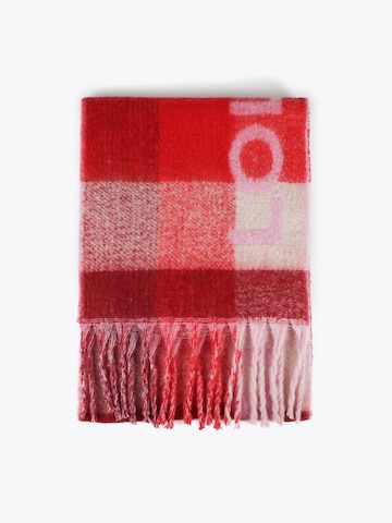 Sciarpa di Lola Casademunt in rosso