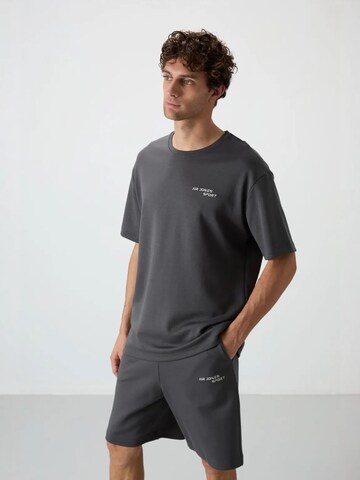 Tommy Life - Fato de desporto em cinzento