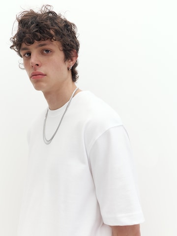 Tricou de la Pull&Bear pe alb