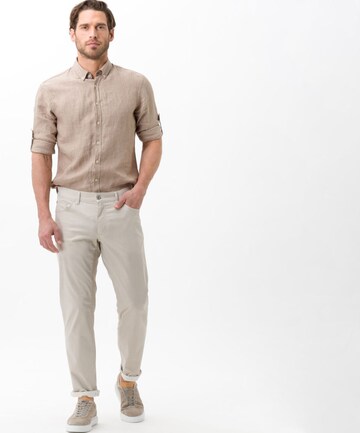 BRAX Regular Chino 'Cadizu' in Beige: voorkant