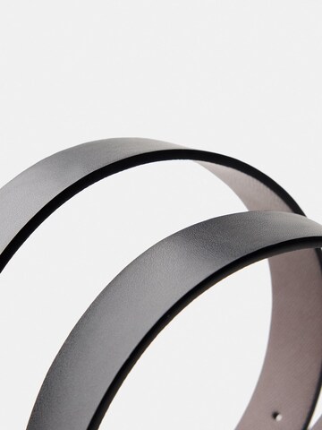 Bershka Riem in Zwart