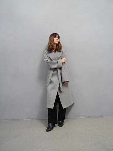 A LOT LESS Демисезонное пальто 'Laila' в Серый