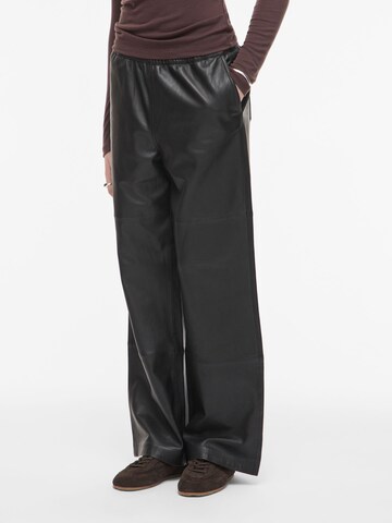 ROUGE EDIT Wide leg Broek in Zwart: voorkant