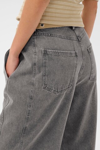 SOAKED IN LUXURY regular Jeans 'SLNinnia' i grå