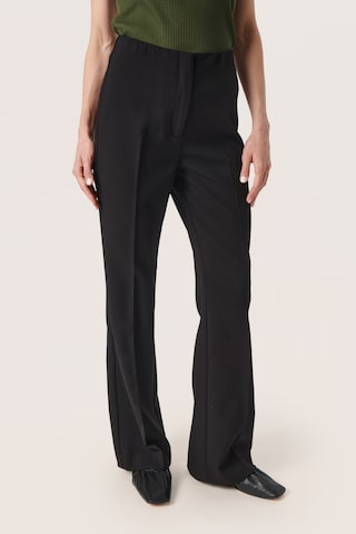 SOAKED IN LUXURY Flared Broek 'Corinne' in Zwart: voorkant