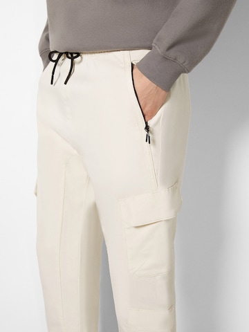 Bershka Zúžený Chino kalhoty – bílá