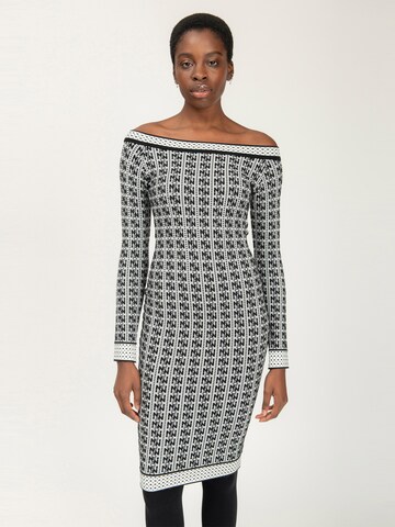 Influencer Strickkleid in Grau: Vorderseite