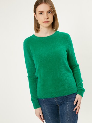 Pullover di Influencer in verde: frontale