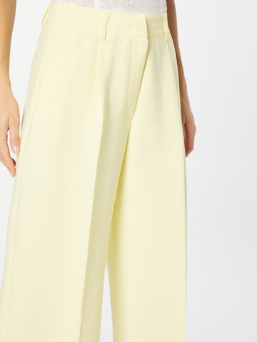 Nasty Gal Wide leg Pleated Pants 'Tracy' in Yellow