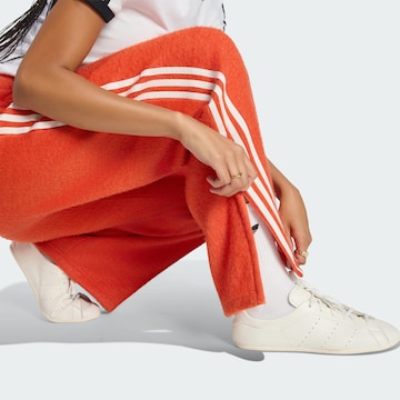 ADIDAS ORIGINALS Loosefit Kalhoty – oranžová