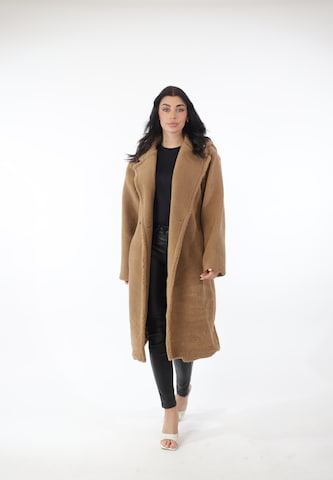 Cappotto invernale di Elara in marrone: frontale