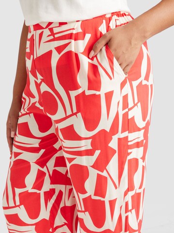 Tapered Pantaloni cutați 'CARNOVA LIFE' de la ONLY Carmakoma pe roșu