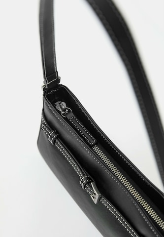 Pull&Bear Skuldertaske i sort