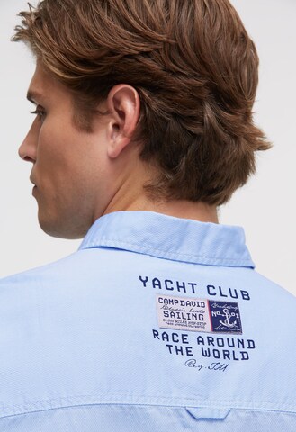 CAMP DAVID Slim Fit Strukturiertes Langarmhemd mit Logo-Applikationen in Blau
