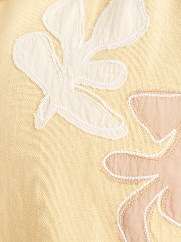 Coupe regular Chemise Abercrombie & Fitch en jaune