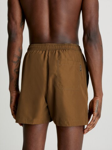 Calvin Klein Swimwear Szorty kąpielowe w kolorze brązowy