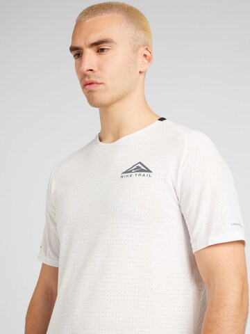 NIKE Toiminnallinen paita 'Trail Solar Chase' värissä valkoinen
