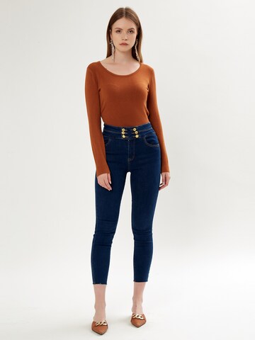 Influencer Pullover in Braun