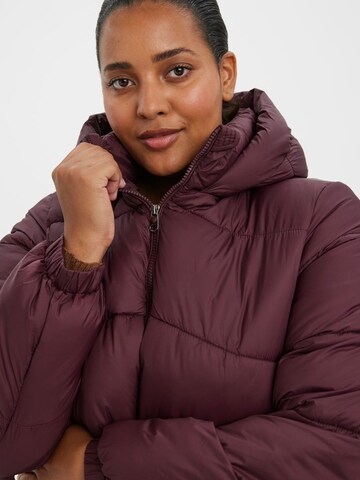 Vero Moda Curve Kurze Puffer Jacke in Rot