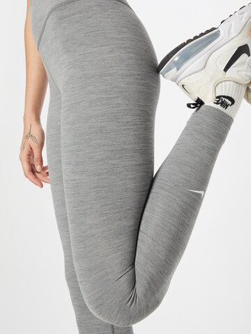 Skinny Pantalon de sport 'One' NIKE en gris