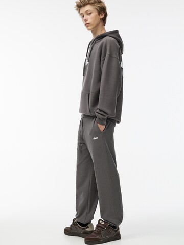 Pull&Bear Дънки Tapered Leg Панталон в сиво
