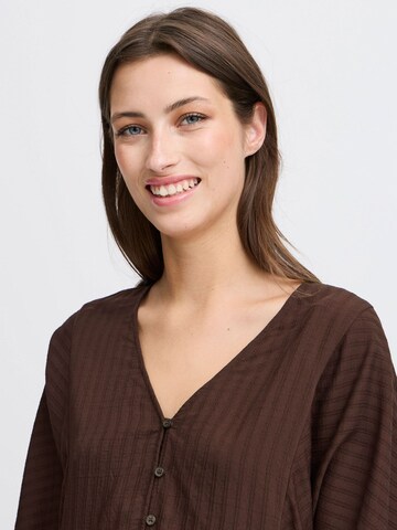 b.young - Blusa em castanho