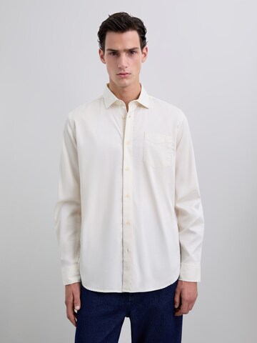 Tricou ' ' de la Scalpers pe bej