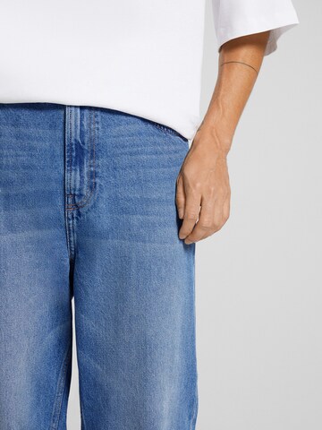 Bershka Loosefit Jeans in Blau