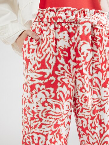 COMMA Loosefit Bandplooibroek in Rood