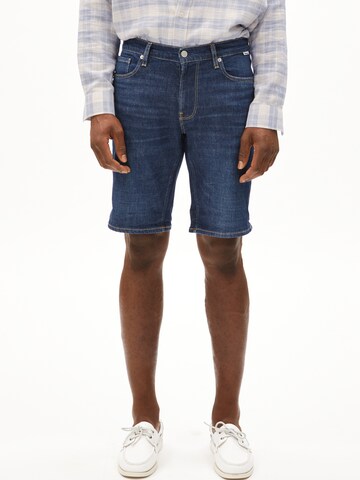 Coupe slim Pantalon ARMEDANGELS en bleu : devant