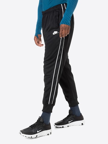 Nike Sportswear Tapered Jogginghose 'Repeat' in Schwarz: predná strana