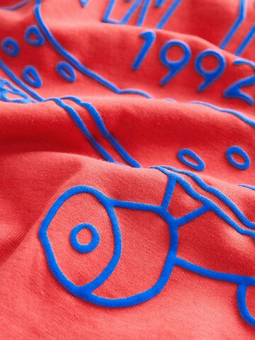Tricou de la Next pe roșu