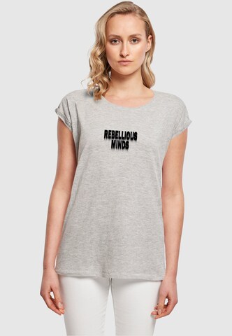 Merchcode Shirt 'Rebellious Minds' in Grijs: voorkant