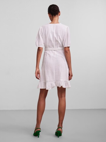 PIECES - Vestido 'Tina' em branco