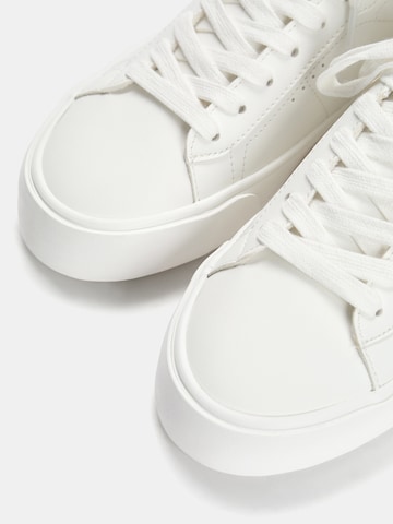 Sneaker low de la Pull&Bear pe alb