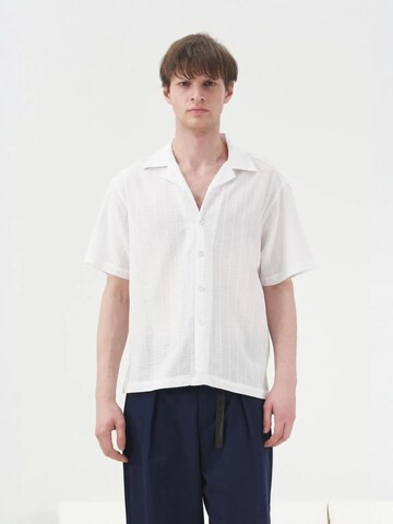 Giesto Regular fit Button Up Shirt in White: front