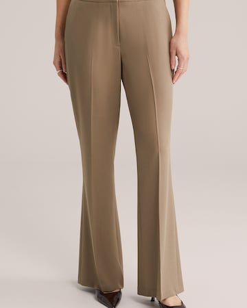 WE Fashion Flared Pressveckad byxa i grå: framsida