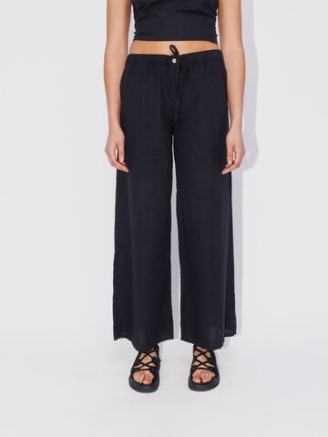 ABOUT YOU REBIRTH STUDIOS Wide leg Pants 'Holiday' in Black: front