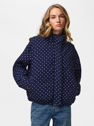 Veste mi-saison 'PCFamilla' PIECES en bleu : devant