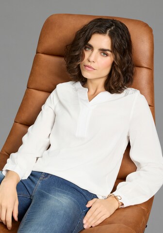 LAURA SCOTT Blouse in White: front