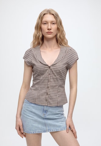 HOLLISTER Блуза в кафяво: отпред