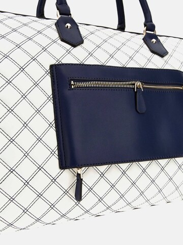 GUESS Reisetasche 'Cruise Vibe' in Weiß