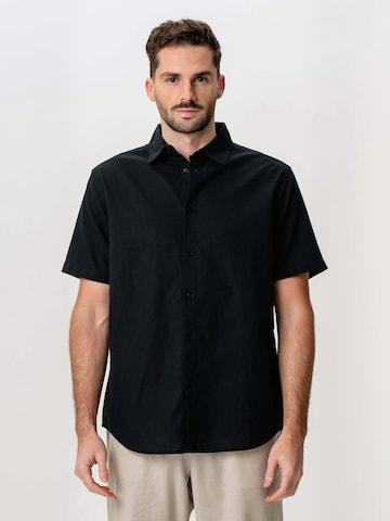 Coupe regular Chemise ' Linen Blend ' TEESHOPPEN en noir : devant